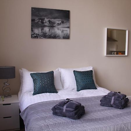 The Trafford Apartment สต็อกพอร์ต ภายนอก รูปภาพ