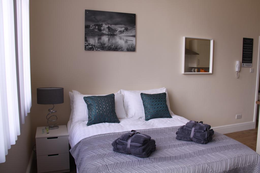 The Trafford Apartment สต็อกพอร์ต ภายนอก รูปภาพ