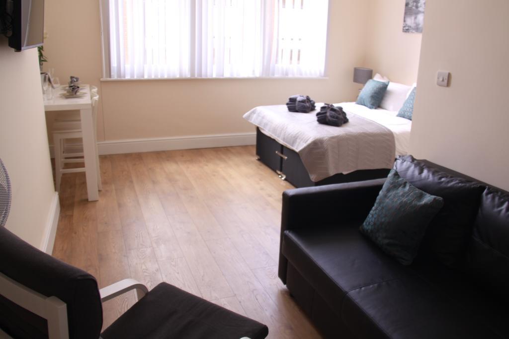The Trafford Apartment สต็อกพอร์ต ภายนอก รูปภาพ
